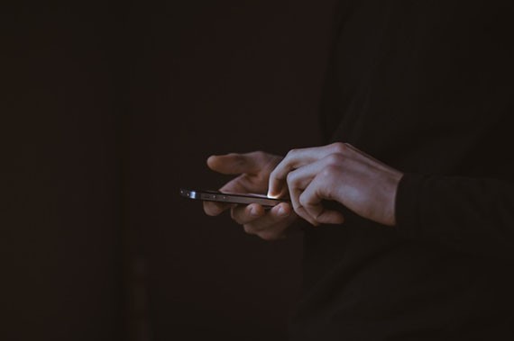 Menggunakan smartphone karena insomnia