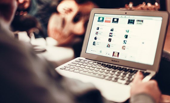 Orang menggunakan laptop Macbook Air