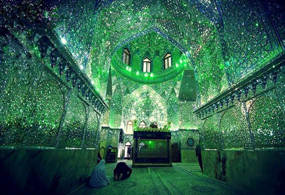 Masjid Shah Cheragh dari dalam