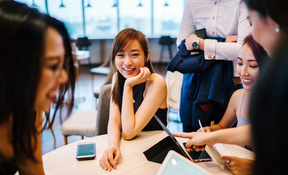 Wanita tersenyum sedang meeting dengan koleganya
