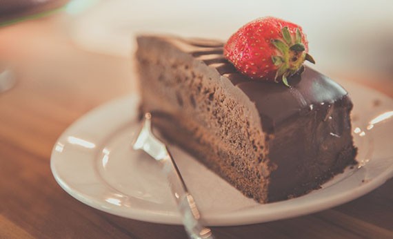 Kue cokelat dengan buah stroberi