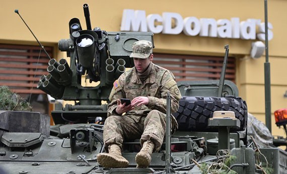 Tentara duduk diatas tank