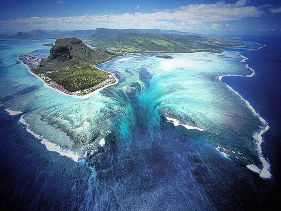 Foto ilusi air terjun di bawah laut
