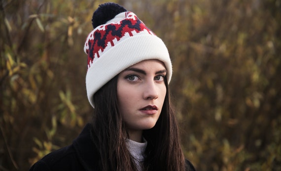 Wanita memakai topi putih