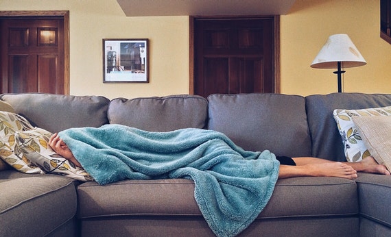 Wanita tidur di sofa