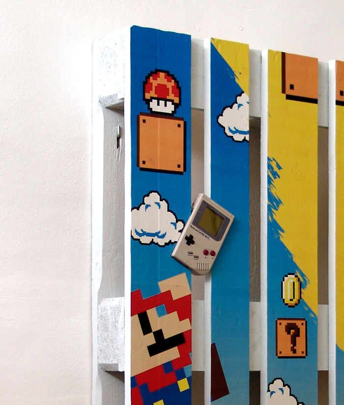Hiasan dinding dari pallet tema Mario Bros