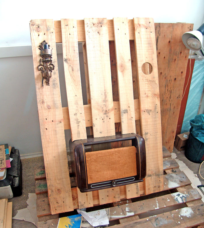 Hiasan dinding dari pallet bekas