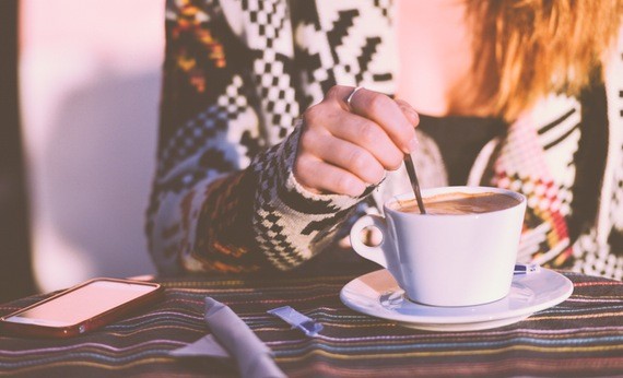 Wanita minum kopi