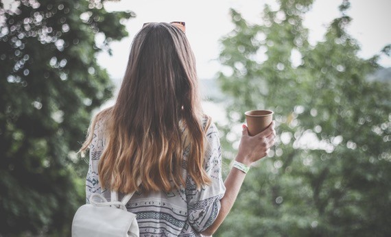 Wanita berambut panjang minum kopi