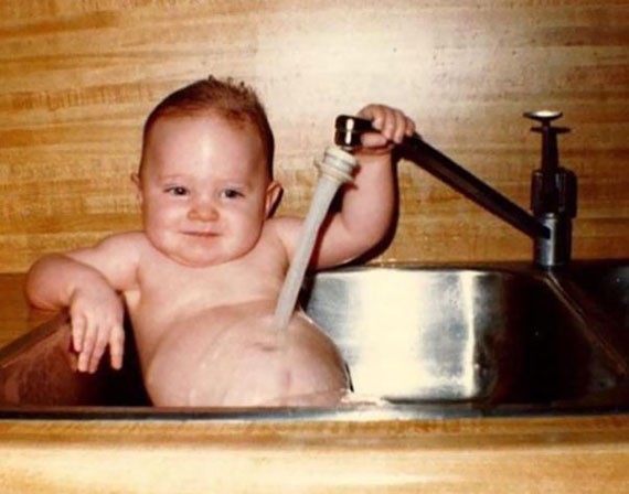 Foto bayi sedang mandi