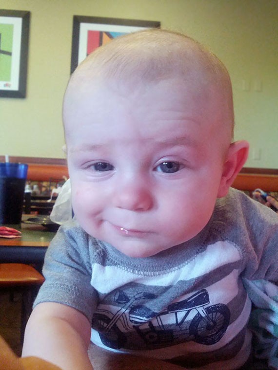 Foto bayi sedang selfie