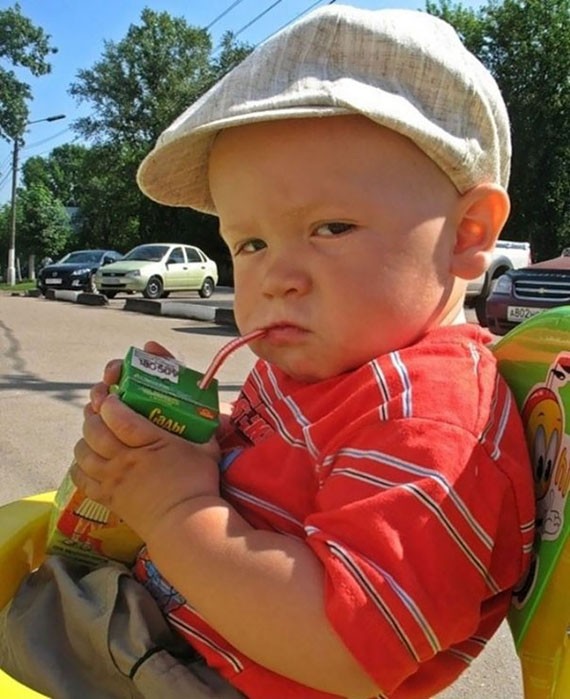 Foto bayi sedang minum