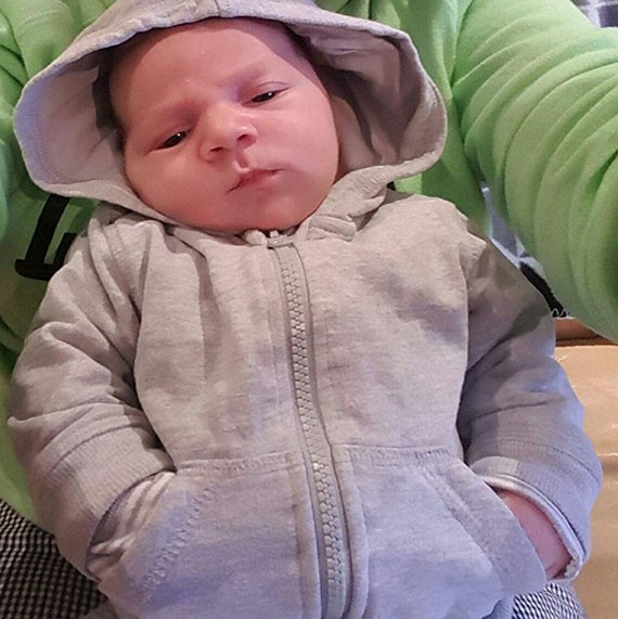 Bayi memakai hoodie