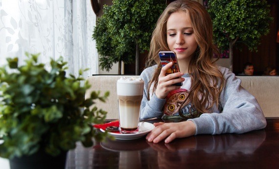 Wanita menggunakan smartphone