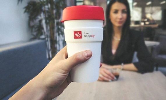 Menawarkan minum ke wanita