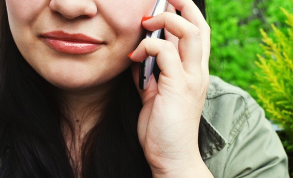 Wanita menelpon pasangan jarak jauh