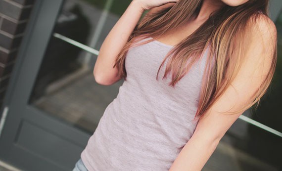 Wanita memakai tanktop pink