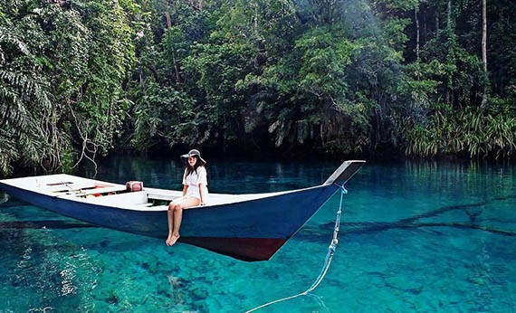Danau Labuan Cermin di Kalimantan Timur, Indonesia