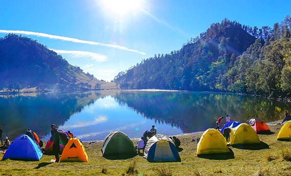 Danau Ranu Kumbolo di Jawa Timur, Indonesia