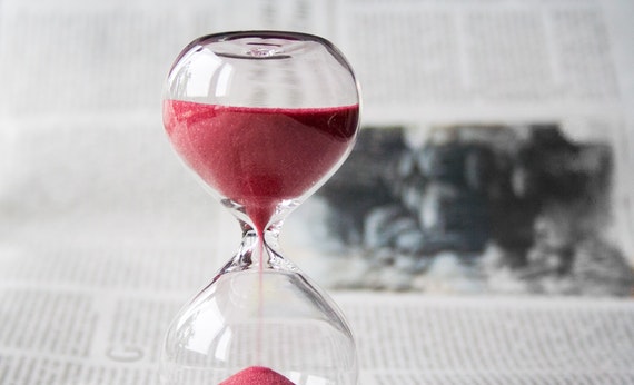Jam pasir berwarna merah