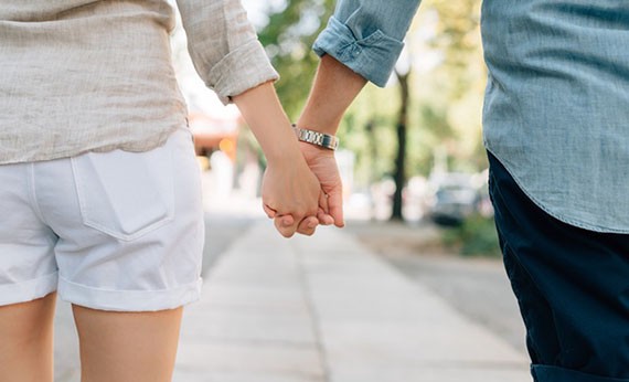 Pria dan wanita bergandeng tangan