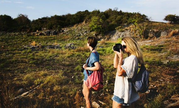 Dua wanita sedang liburan di gunung