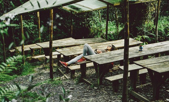 Perempuan tidur di bangku taman