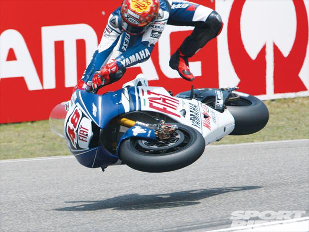 Foto pebalap motor jatuh