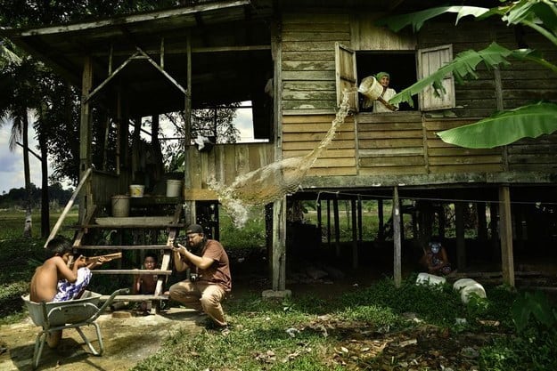 Foto tepat waktu photografer tersiram air siraman yang disiram nenek dari atas jendela