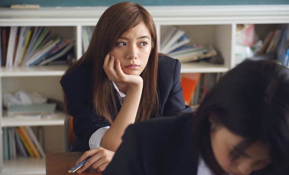 Wanita Jepang sedang melamun di kelas