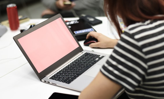 Wanita menggunakan laptop