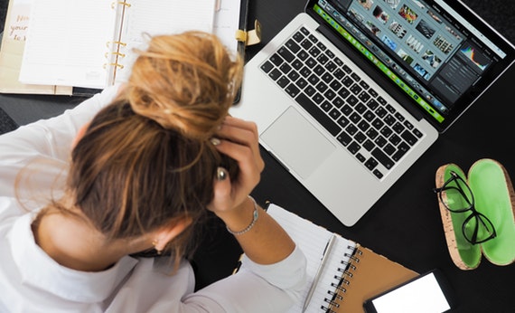 Wanita menggunakan laptop