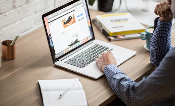Pria sedang menggunakan laptop untuk kerja