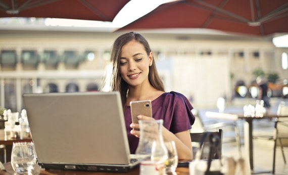 Wanita menggunakan laptop di cafe