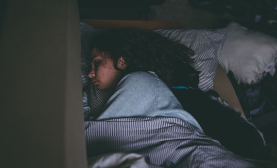 Wanita sedang tidur