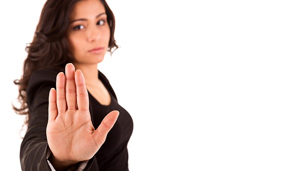 Wanita memberikan gerakan tangan untuk stop