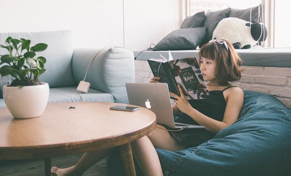 Wanita sedang membaca buku
