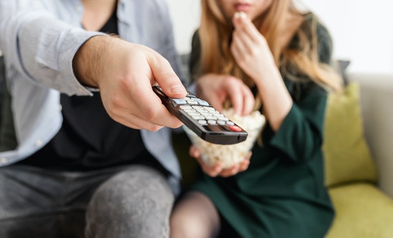 Dua orang sedang menonton tv