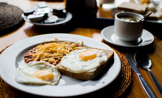 Sarapan telur dan kentang goreng