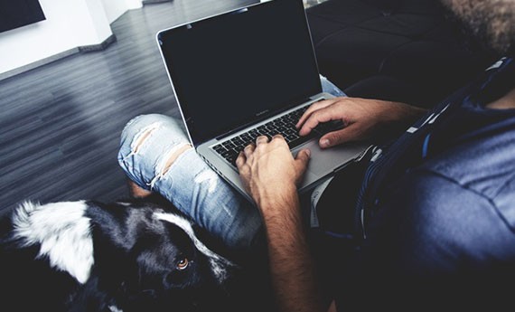 Pria menggunakan laptop