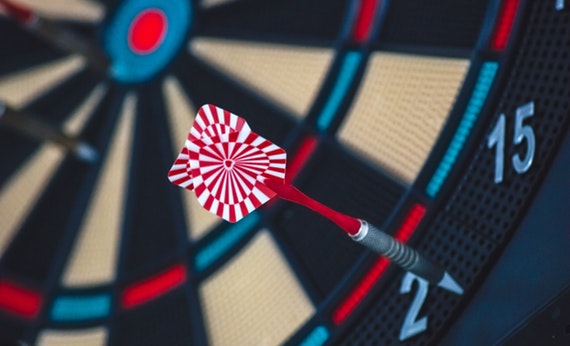 closeup foto panah darts