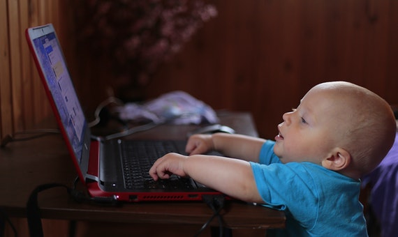 Bayi menggunakan laptop