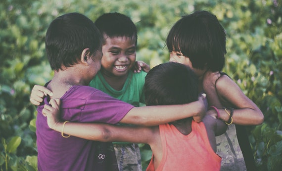 empat anak kecil sedang bermain bersama