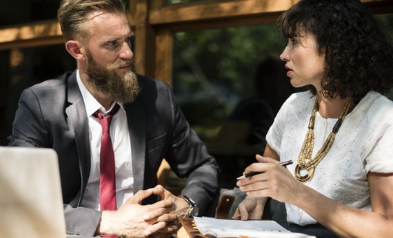 Dua orang profesional sedang mengobrol