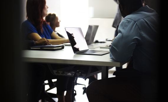 Sekelompok orang sedang melakukan rapat di kantor