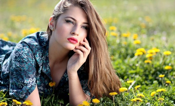 Model wanita sedang bergaya di taman bunga