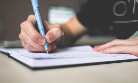 Orang menulis di kertas