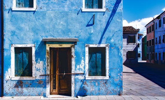 Rumah dengan dinding warna biru laut
