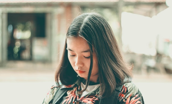 Wanita sedang menundukan kepala