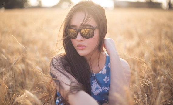 Wanita cantik pakai kacamata hitam